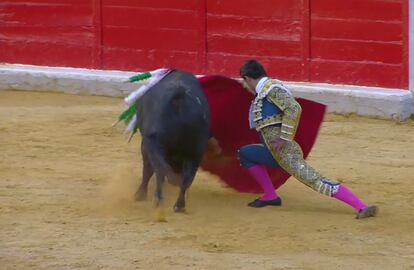 Pablo Aguado, en un elegante pase por bajo a su primer toro.