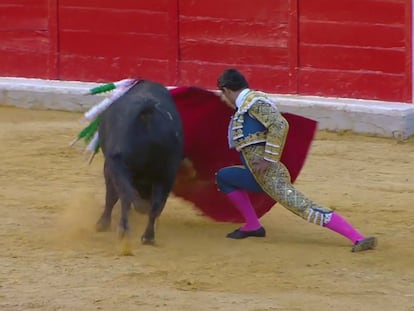 Pablo Aguado, en un elegante pase por bajo a su primer toro.