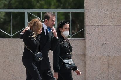 Ana Obregón, Alejandro Lequio y Carolina Monje durante el entierro de Alex Lequio Obregón en Madrid.