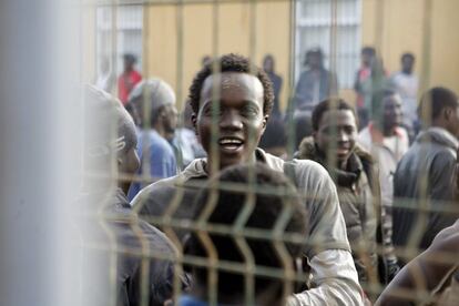 Inmigrantes en el interior del centro de internamiento de Melilla, a la espera de ser identificados por la policía.