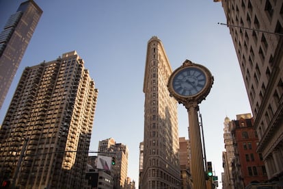 En la ciudad que nunca duerme una pequeña esfera lleva recordando el paso del tiempo desde 1909. El reloj, en el número 200 de la Quinta Avenida, en Manhattan, pertenece a un grupo de seis esferas ubicadas en la misma acera de la ciudad. En 1985 se incluyeron en el Registro Nacional de Lugares Históricos por haber permanecer inalteradas desde su colocación. Sobre el del número 200 se destaca la “inusualmente sofisticada” columna que sostiene la cabeza del reloj, una esfera rodeada por una guirnalda dorada. Su elaboración se debe a la fábrica Hecla Iron Works, que la construyó siguiendo el estilo clásico francés que gobierna la arquitectura de esta avenida.