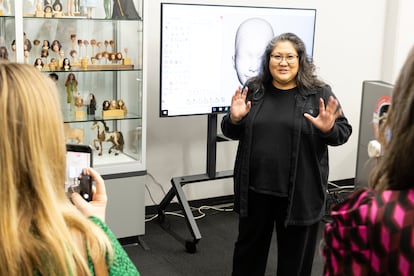 Kittaya Wongchinda, esculota en Mattel, muestra el programa 3D usado para esculpir nuevas Barbies, en las oficinas de El Segundo, en California, en 2024.