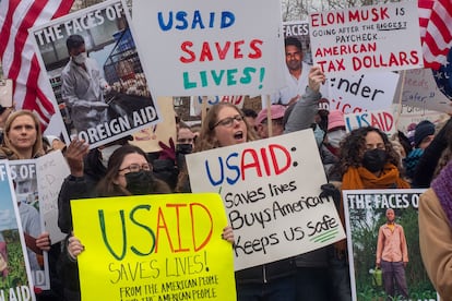 Manifestantes frente a la Agencia de Estados Unidos para el Desarrollo Internacional (USAID) en Washington, DC, Estados Unidos, el 3 de febrero de 2025.