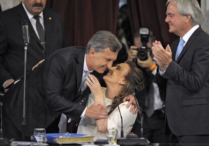 Mauricio Macri saluda a la vicepresidenta electa, Marta Gabriela Michetti, a su llegada al Congreso.
