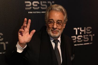 El tenor español Plácido Domingo posa a su llegada a los premios FIFA 'The Best' 2017.