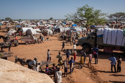 Desde que estalló la guerra de Sudán en abril, más de 230.000 sudaneses han llegado a Camp École huyendo de la terrible violencia; unos 130.000 siguen allí y el resto han sido reubicados en dos campamentos más pequeños instalados por Acnur. "Estamos desbordados por la gran afluencia", dice Ana Scattone Ferreira, de Acnur. "Y debido a todas las crisis en el mundo, simplemente no hay suficiente atención y dinero para la situación en Darfur".