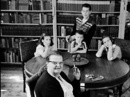 La escritora estadounidense Shirley Jackson con sus cuatro hijos, en su casa en 1956.