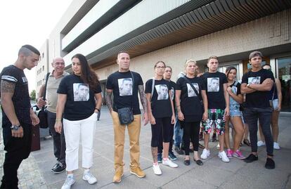 Compa&ntilde;eros del joven asesinado a las puertas de la Ciudad de la Justicia de Castell&oacute;n. 