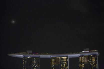 El eclipse lunar sobre el hotel Marina Bay Sands de Singapur