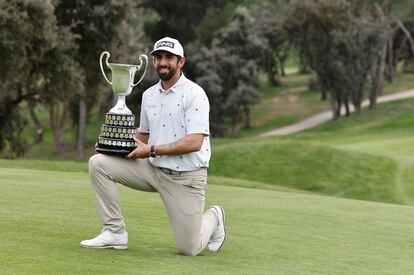 Matthieu Pavon, con el trofeo del Acciona Open de España.