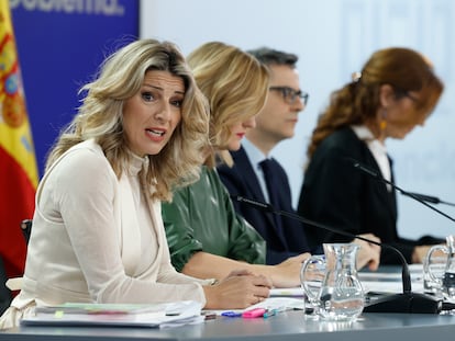 La vicepresidenta segunda y Ministra de Trabajo y Economía Social, Yolanda Díaz (i); la portavoz y ministra de Educación, Formación Profesional y Deportes, Pilar Alegría (2i); el ministro de la Presidencia, Justicia y Relaciones con las Cortes, Félix Bolaños y la ministra de Sanidad, Mónica García, durante la rueda de prensa posterior a la reunión del Consejo de Ministros, este martes en Moncloa.