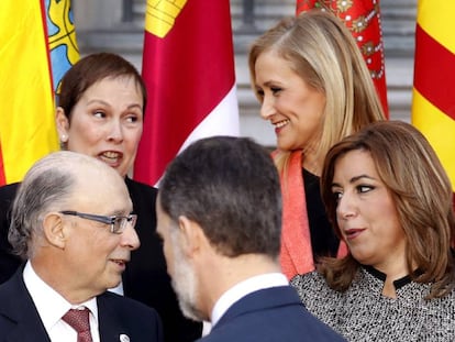 El rey Felipe VI, junto a Crist&oacute;bal Montoro, Susana D&iacute;az ,, Uxue Barkos y Cristina Cifuentes, momentos antes de posar en la foto de la VI Conferencia de Presidentes.