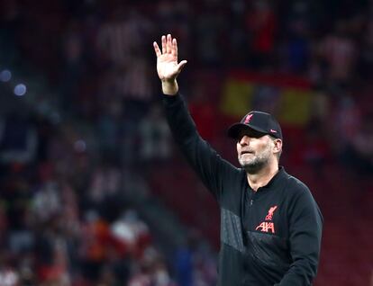 Klopp saluda a los aficionados del Liverpool desplazados a Madrid, tras el partido en el Wanda.