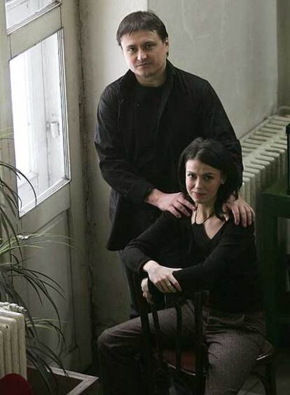 Cristian Mungiu y Laura Vasiliu, fotografiados en el teatro Odeon de Bucarest.