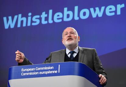 El vicepresidente de la Comisión Europea, Frans Timmermans, esta semana durante la presentación de su propuesta de directiva para proteger a los denunciadores.