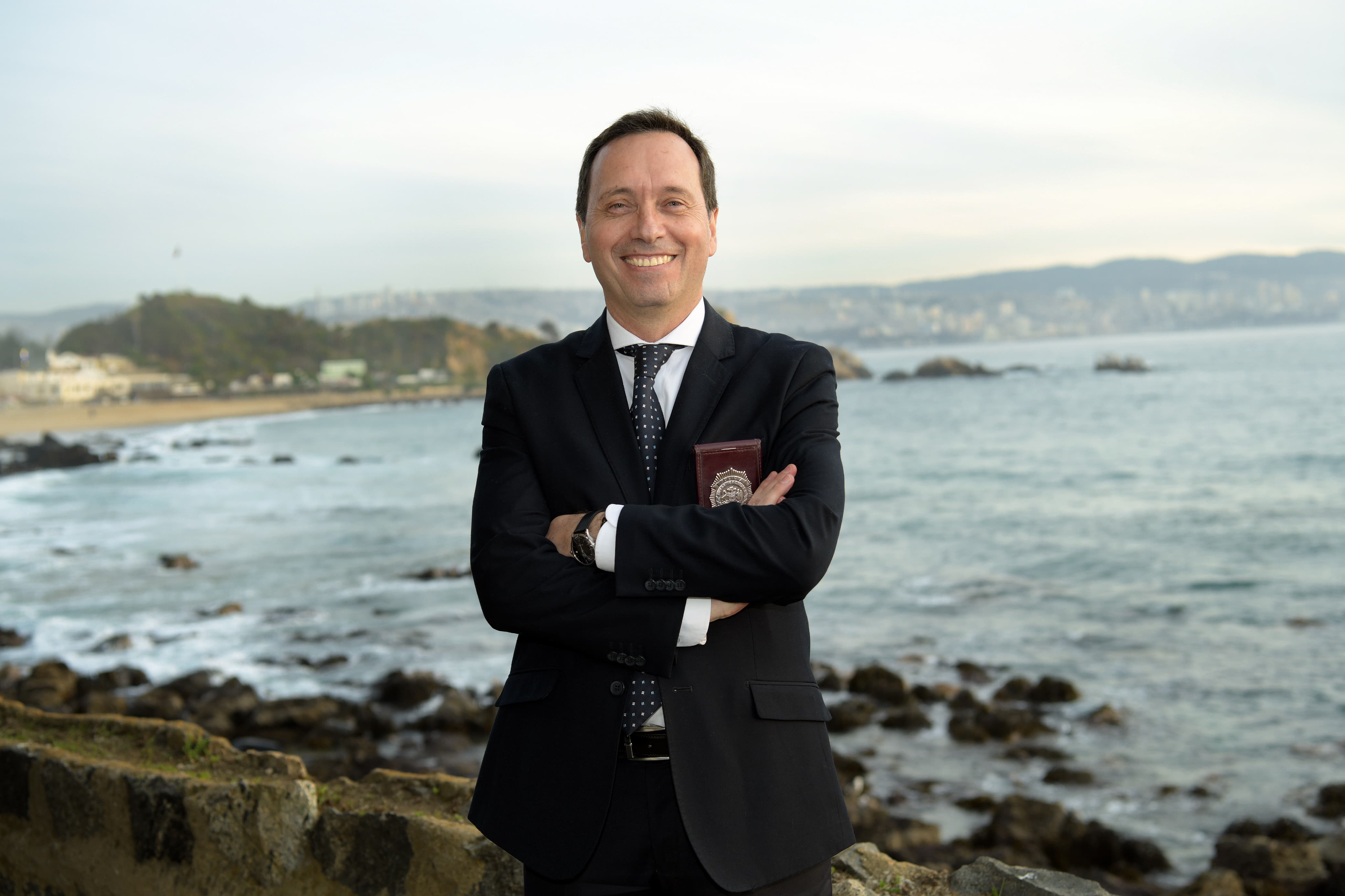 Kast le endosa al director de la policía la responsabilidad de la salida de la jefa de inteligencia y lo deja en una posición imposible