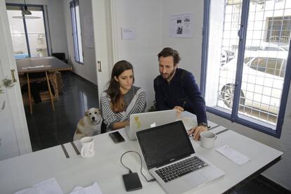 Marta Goro y Fernando García Dori trabajan en el Centro de Acercamiento a lo Rural, cedido por la Comunidad a un colectivo.