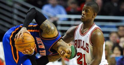 Carmelo Anthony mantiene la bola ante Jimmy Butler.