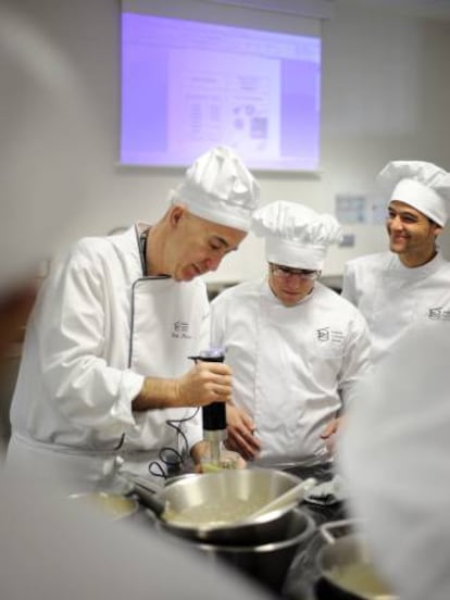 El chef Íñigo Murúa (a la izquierda) prepara un menú en el Basque Culinary Center de San Sebastián.