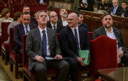 En primer término, desde la izquierda, Joaquim Form, Raül Romeva y Oriol Junqueras, este martes en el Supremo.