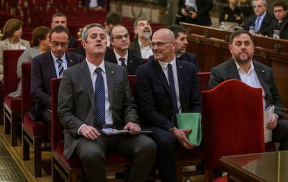 En primer término, desde la izquierda, Joaquim Form, Raül Romeva y Oriol Junqueras, este martes en el Supremo.