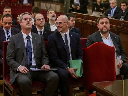 En primer término, desde la izquierda, Joaquim Form, Raül Romeva y Oriol Junqueras, este martes en el Supremo.