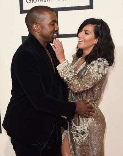 Kim Kardashian y su esposo, el rapero Kanye West, en los premios Grammy de 2015, en Los Ángeles. 