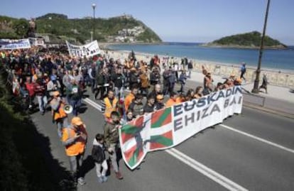 La marcha de los cazadores a su paso por el Paseo de La Concha en San Sebastián.