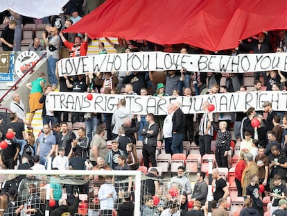 Los aficionados del Sankt Pauli se manigfiestan a favor de los trans, en un partido de pretemporada.