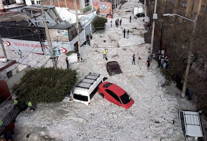 Vista de los daños causados por la tormenta de granizo en una calle de Guadalajara (México).
