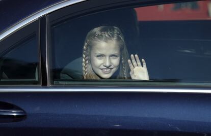 La princesa de Asturias saluda desde el coche.