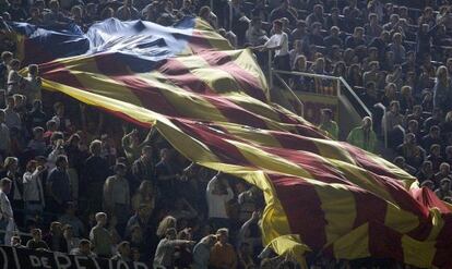 Aficionados del Barça despliegan una gigantesca estelada en el Camp Nou en mayo de 2002.