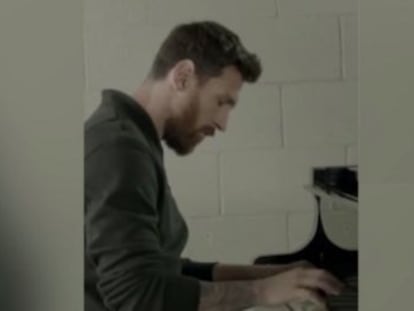 El jugador del Barça interpreta el himno de la Champions en un montaje realizado por Adidas para lanzar su nueva campaña