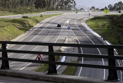 Un coche circula por el Corredor do Morrazo, una de las obras incluidas en el Plan MOVE.