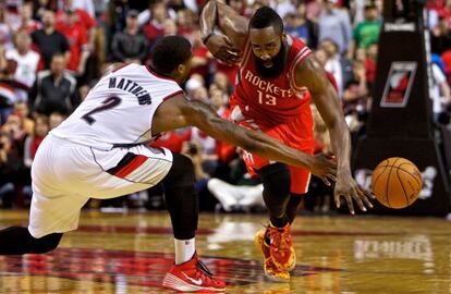 Harden avanza ante Matthews.