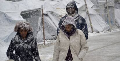 Diversos refugiats caminen sota la neu al campament de refugiats de Moria, a Lesbos, la setmana passada.