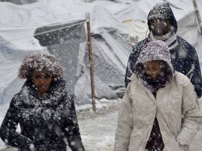 Diversos refugiats caminen sota la neu al campament de refugiats de Moria, a Lesbos, la setmana passada.