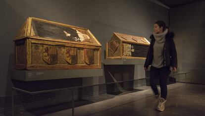 Dos de las cajas mortuorias de Sijena que se exhiben en el Museo de Lleida y que Arag&oacute;n reclama.