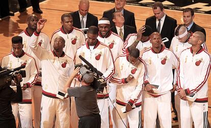 Los jugadores de los Heat, con sus anillos.