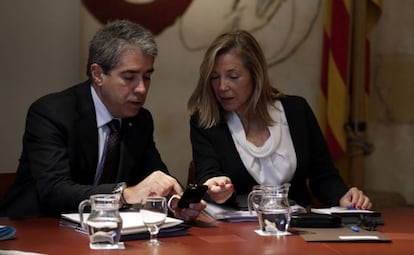 La vicepresidenta de la Generalitat, Joana Ortega, conversa con el consejero de Presidencia, Francesc Homs, en una foto de archivo.