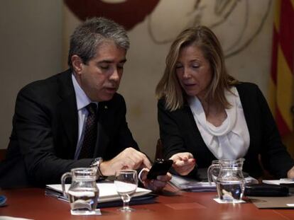La vicepresidenta de la Generalitat, Joana Ortega, conversa amb el conseller de la Presidència, Francesc Homs, en una foto d'arxiu.
