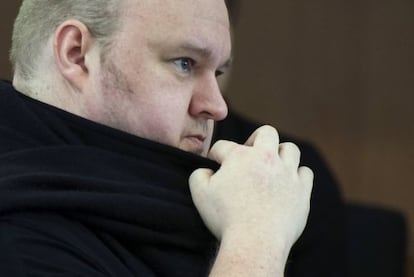 Kim Dotcom escucha el veredicto del tribunal a favor de su extradición a EE UU, ayer en Auckland.