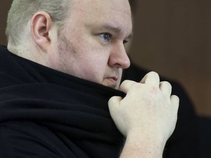 Kim Dotcom escucha el veredicto del tribunal a favor de su extradición a EE UU, ayer en Auckland.