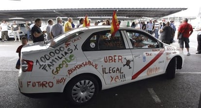 Un taxi amb pintades en protesta contra Uber.