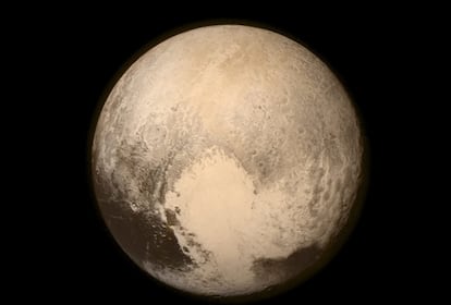 Em julho, a sonda 'New Horizons' da NASA chegou até Plutão e nos devolveu imagens de suas luas, suas montanhas de gelo e glaciais de nitrogênio. Os especialistas qualificaram como uma conquista histórica e como "o início de uma nova era na exploração espacial". A missão decolou em 2006 e conseguiu se aproximar mais que nunca ao planeta anão, a uns 12.500 quilômetros de distância. Os sinais que a sonda envia, dada a distância de Plutão à Terra, demoram mais de quatro horas em chegar viajando à velocidade da luz. Os especialistas esperam que ela siga enviando informação inovadora: "Ninguém tem realmente ideia das surpresas com as quais podemos nos deparar".