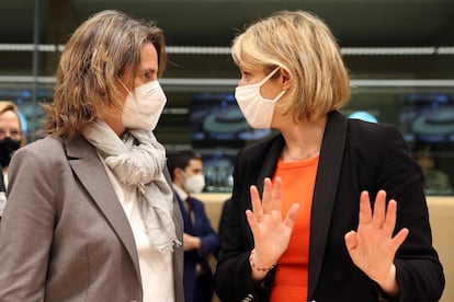 La ministra para la Transición Ecológica, Teresa Ribera (izquierda), y su homóloga francesa, Barbara Pompili, en Bruselas en febrero.