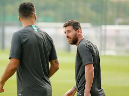 Messi y Luis Suárez, en el entrenamiento del Barcelona de este lunes. 