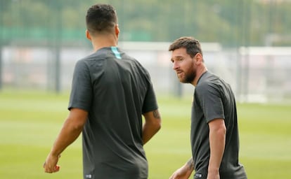 Messi y Luis Suárez, en el entrenamiento del Barcelona de este lunes. 