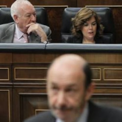 El presidente del Gobierno, Mariano Rajoy, junto a la vicepresidenta, Soraya Sáenz de Santamaría, y el ministro de Asuntos Exteriores, José Manuel García- Margallo. En primer plano, el líder del PSOE, Alfredo Pérez Rubalcaba.