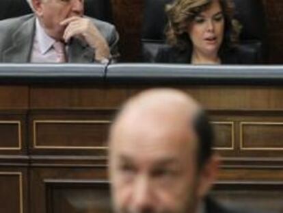 El presidente del Gobierno, Mariano Rajoy, junto a la vicepresidenta, Soraya Sáenz de Santamaría, y el ministro de Asuntos Exteriores, José Manuel García- Margallo. En primer plano, el líder del PSOE, Alfredo Pérez Rubalcaba.